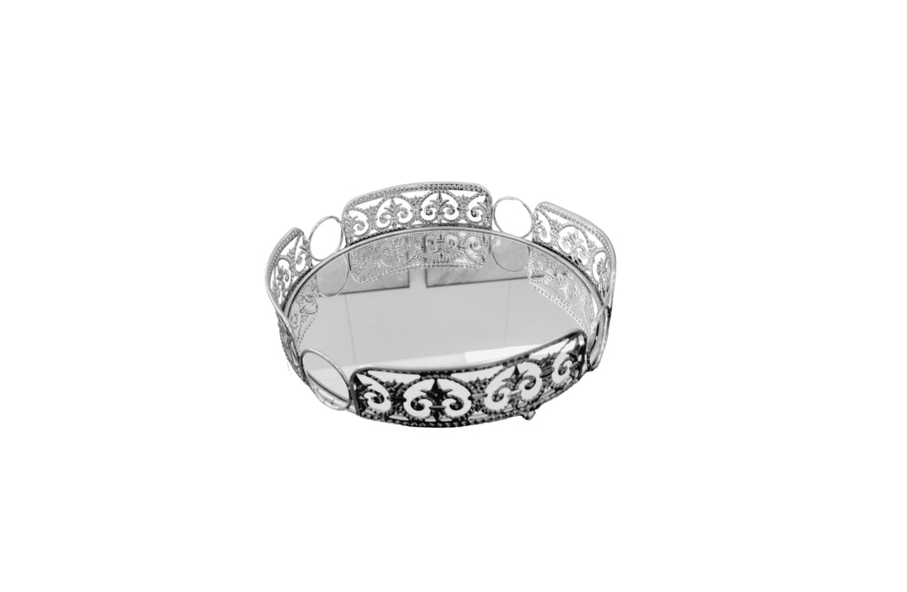 Petite silver Lucy tray with fine patterning – perfect for jewelry, candles, or gifts.